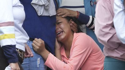 Desde primera hora de la mañana, los familiares de las víctimas se agolpaban en la puerta de la morgue de Santo Domingo para tratar de reconocer los restos de sus parientes.