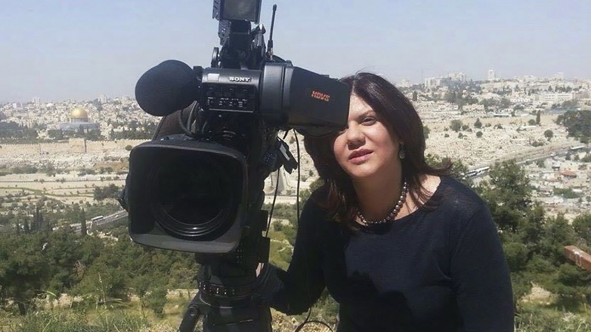 صورة أرشيفية لمراسلة قناة "الجزيرة" شيرين أبو عاقلة والتي قُتلت بالرصاص يوم الأربعاء 11 مايو 2022 أثناء تغطيتها لعملية عسكرية إسرائيلية في مدينة جنين بالضفة الغربية المحتلة 