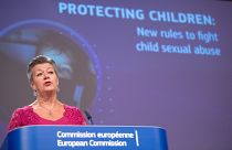 Die EU-Kommission sagt Kindesmißhandlung im Netz den Kampf an.