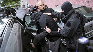 عکس آرشیوی از دستگیری یک نیروی مظنون به عضویت در شبکه‌های «جهادی» در فرانسه