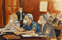 Dans ce croquis de salle d'audience, Juan Orlando Hernández, au centre, plaide non coupable d'accusations de trafic de drogue et d'armes.