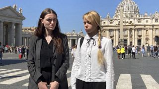 Juliya Fedosiuk und Kateryna Prokopenko, Gattinnen ukrainischer Soldaten, sprachen mit dem Papst