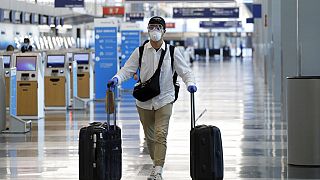 AB uçak ve havaalanlarında maske takma zorunluluğunu kaldırıyor