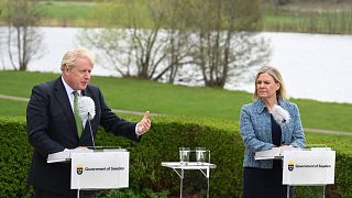 رئيس الوزراء البريطاني بوريس جونسون ورئيسة الوزراء السويدية ماغدالينا أندرسون يتحدثان في مؤتمر صحفي في مقر إقامة رئيس الوزراء السويدي غرب ستوكهولم بالسويد، 11 مايو 2022