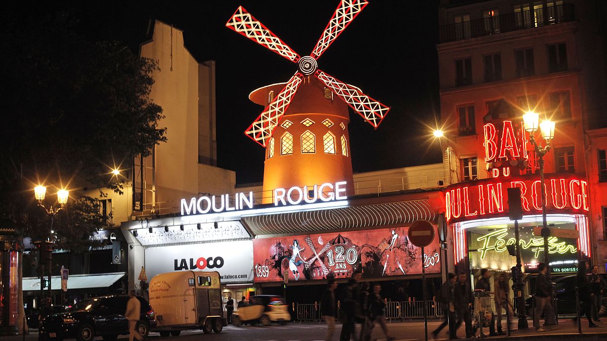 Вид на "Мулен Руж" в Париже 6 октября 2009