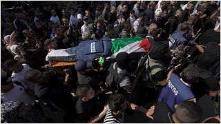 فلسطينيون يشيعون جثمان الصحفية الفلسطينية شيرين أبو عاقلة