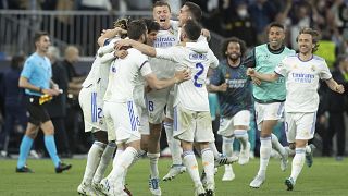 Döntőbe jutásukat ünneplik a Real Madrid játékosai a Manchester City elleni BL-elődöntős párharc madridi visszavágója után 2022. május 4-én.