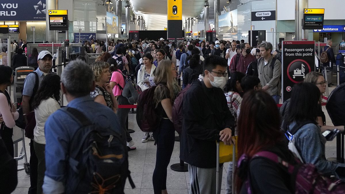 مسافرون مغادرون، مطار هيثرو بلندن، المملكة المتحدة، 22 يونيو 2022.