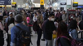 Utazók a biztonsági ellenőrzésnél a londoni Heathrow repülőtéren 2022. június 22-én, szerdán. 