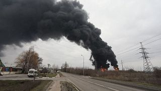 Archives : un dépôt de carburant en flammes dans la région de Belgorod, dans le sud-ouest de la Russie, le 1er avril 2022