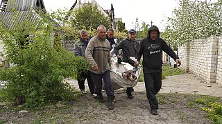 Recuperan un cadáver de entre los escombros de una población cercana a Járkov