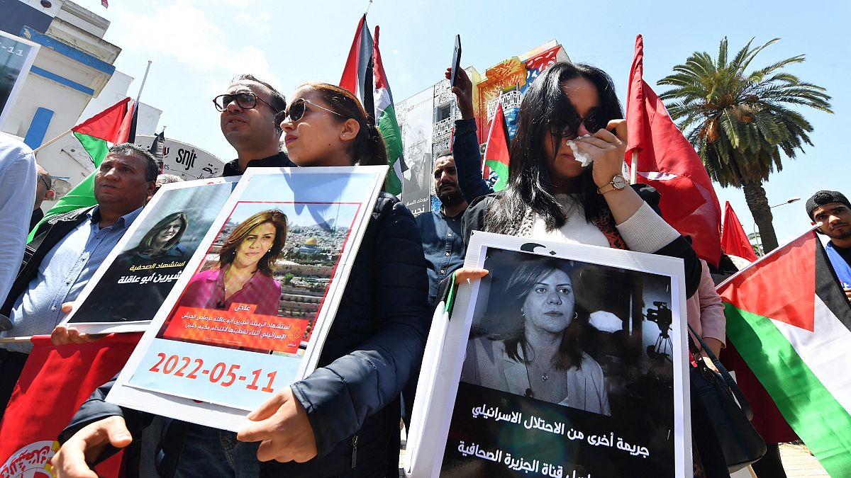 صحفيون تونسيون يحتجون في تونس على اغتيال الصحفية الفلسطينية المخضرمة في قناة الجزيرة شيرين أبو عاقلة. تونس 2022/05/11 