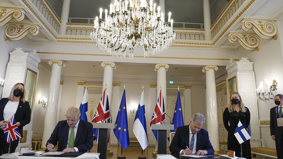 Boris Johnson brit miniszterelnök és Sauli Niinistö finn elnök aláírják a kölcsönös biztonsági egyezményt 2022. május 11-én