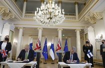 Boris Johnson brit miniszterelnök és Sauli Niinistö finn elnök aláírják a kölcsönös biztonsági egyezményt 2022. május 11-én
