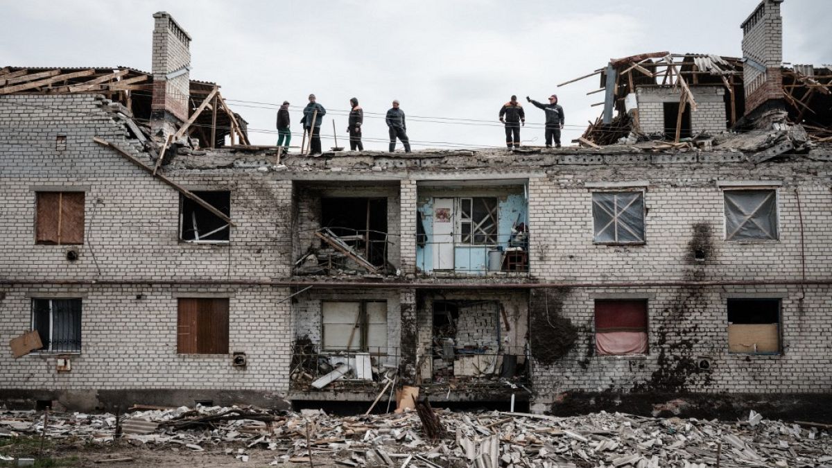Zerstörtes Gebäude in Cherkaske in der Ostukraine