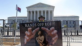 Un militant pour le droit à l'avortement devant la Cour suprême des États-Unis, le 11 mai 2022 à Washington.