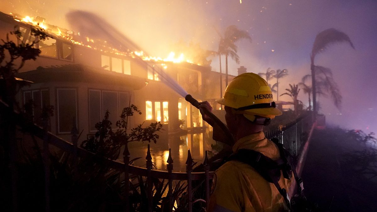 Un pompier essayant d'éteindre le feu mercredi 11 mai 2022, à Laguna Niguel, en Californie. 
