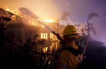 Un pompier essayant d'éteindre le feu mercredi 11 mai 2022, à Laguna Niguel, en Californie.