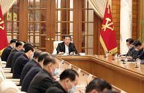 رهبر کره شمالی و اعضای کمیته مرکزی حزب حاکم ۱۲ ماه مه ۲۰۲۲ منتشر شده توسط رسانه دولتی پیونگ‌یانگ