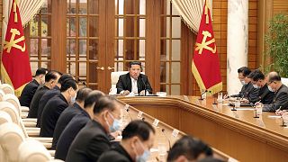 رهبر کره شمالی و اعضای کمیته مرکزی حزب حاکم ۱۲ ماه مه ۲۰۲۲ منتشر شده توسط رسانه دولتی پیونگ‌یانگ