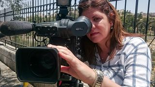 شيرين أبو عاقلة الصحفية الفلسطينية مراسلة قلناة الجزيرة التي قتلت برصاص إسرائيلي في مخيم جنين.