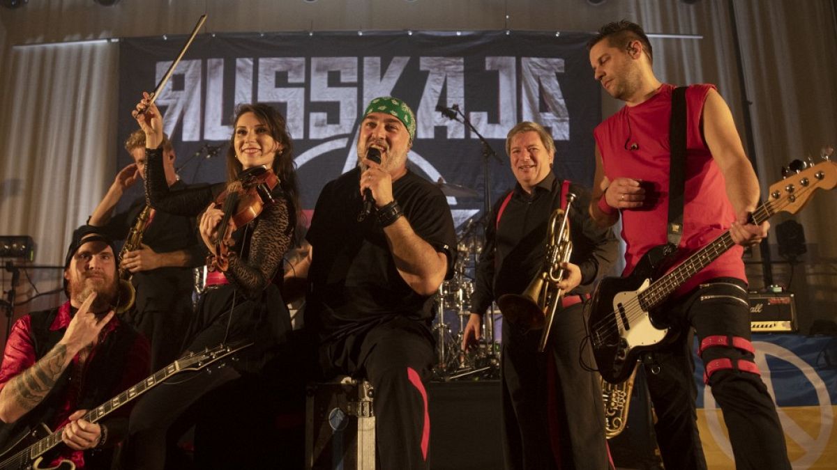 Певец и соучредитель ностальгической ска-панк-группы «Русская» Георгий Макацария (в центре) на сцене во время концерта в Капфенберге, Штирия, Австрия, 30 апреля 2022 года. 
