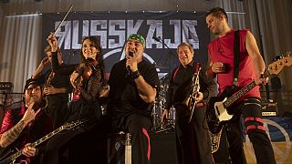Певец и соучредитель ностальгической ска-панк-группы «Русская» Георгий Макацария (в центре) на сцене во время концерта в Капфенберге, Штирия, Австрия, 30 апреля 2022 года.