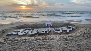 منحوتة رملية على شاطئ مدينة غزة لتوديع شرين أبو عاقلة التي تم اغتيالها أثناء عملها الصحفي
