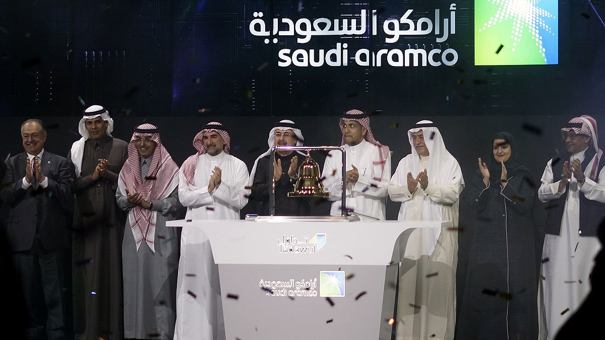 طاقم العاملين في شركة النفط السعودية المملوكة للدولة أرامكو خلال احتفال رسمي لسوق الأوراق المالية في الرياض، السعودية. 