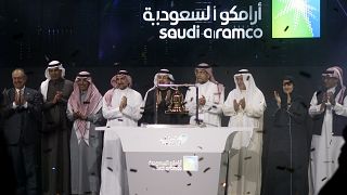 طاقم العاملين في شركة النفط السعودية المملوكة للدولة أرامكو خلال احتفال رسمي لسوق الأوراق المالية في الرياض، السعودية. 