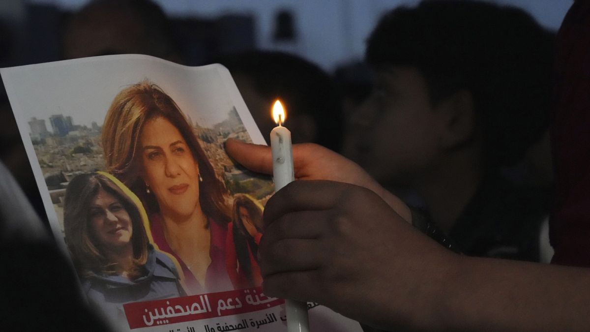 Palesztinok gyászolják Sirín Abu Aklát Gázában