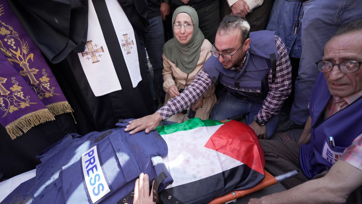 صحفيون يودعون جثمان شيرين أبو عاقلة في مدينة جنين في الضفة الغربية.