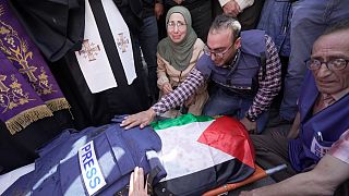 صحفيون يودعون جثمان شيرين أبو عاقلة في مدينة جنين في الضفة الغربية.