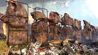 Des morceaux de viande grillée lors d'un "churrasco" géant à Parauapebas, au Brésil, le 10 mai 2022