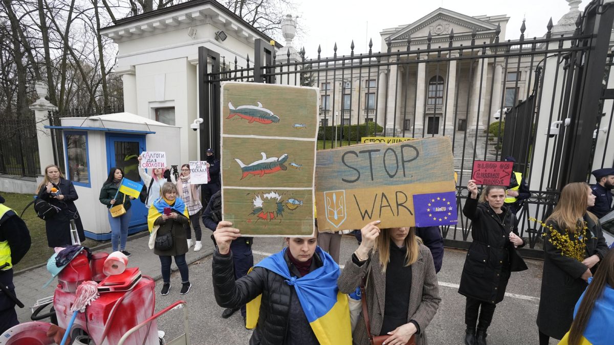 Háború elleni tüntetés a varsói orosz nagykövetség épülete előtt