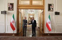 الدبلوماسي انريكي مورا منسّق الاتحاد الأوروبي ونائب وزير الخارجية الإيراني علي باقري 11 مايو 2022.