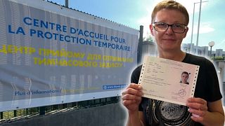 Olena, réfugiée ukrainienne, tenant son autorisation provisoire de séjour délivrée par le Centre d'accueil de Lyon-Villeurbanne / le 11/05/2022
