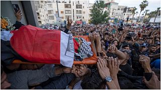 فلسطينيون يشيعون جثمان الصحفية شيرين أبو عاقلة