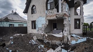 Megrongálódott épület a kelet-ukrajnai Harkivi területen fekvő Szlatinóban
