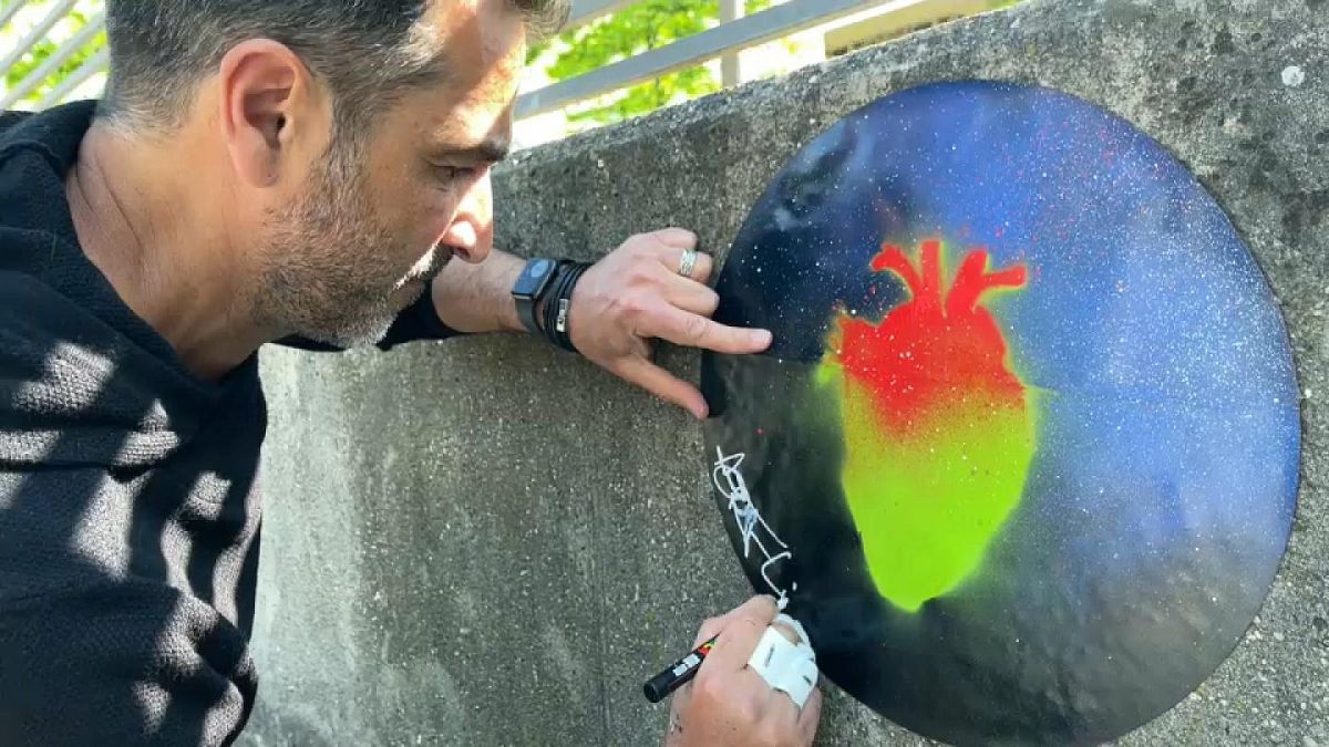 L'artiste lyonnais Johan Chaaz en train de signer une de ses œuvre dans les rues de Lyon