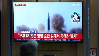 شاشة تليفزيونية في محطة قطار بالعاصمة الكورية الجنوبية، سيول، تعرضُ برنامجاً إخبارياً يُبلغ عن إطلاق كوريا الشمالية صاروخاً باليستياً، 12 مايو 2022