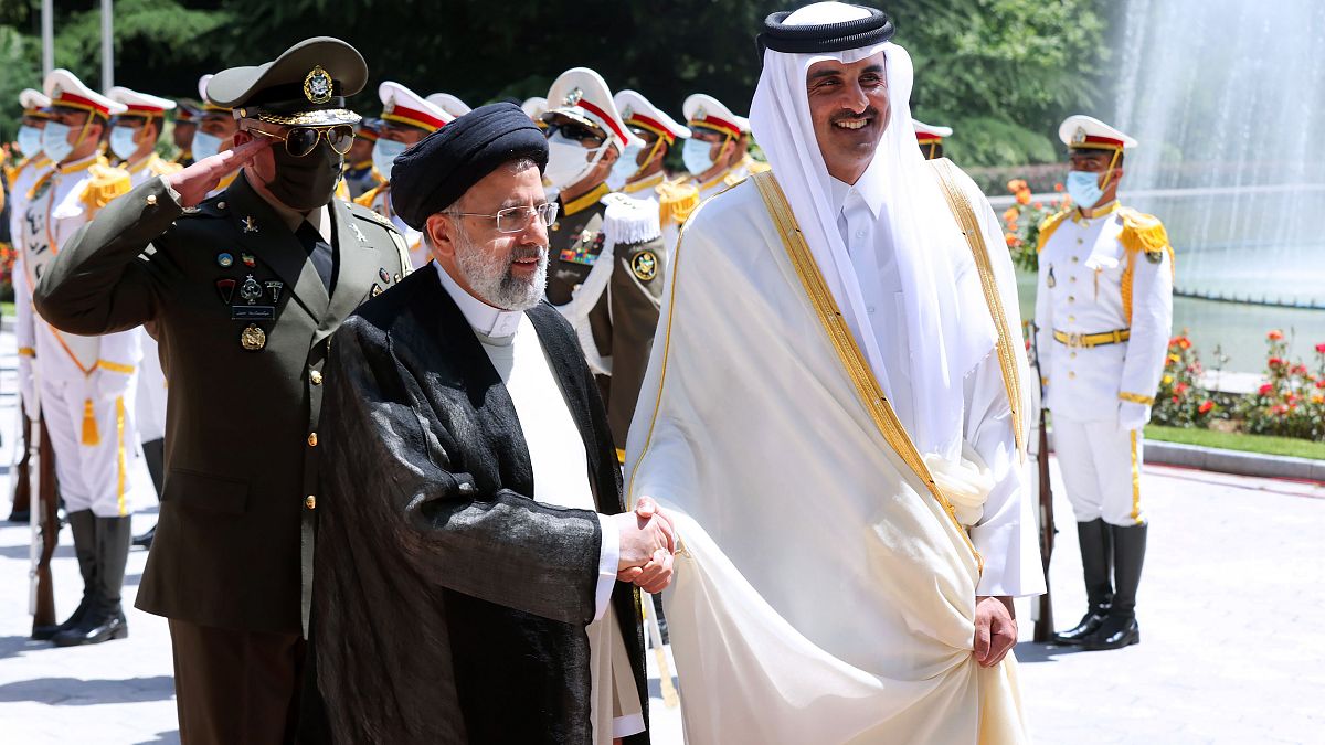 الرئيس الإيراني إبراهيم رئيسي يستقبل أمير قطر الشيخ تميم بن حمد آل ثاني خلال مراسم وصول رسمية في قصر سعد آباد في طهران - إيران.