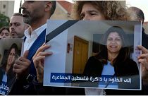 صحفيون لبنانيون يحملون صور الصحفية شيرين أبو عاقلة خلال مظاهرة أمام مقر الأمم المتحدة في بيروت بلبنان