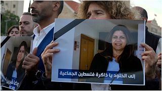صحفيون لبنانيون يحملون صور الصحفية شيرين أبو عاقلة خلال مظاهرة أمام مقر الأمم المتحدة في بيروت بلبنان 