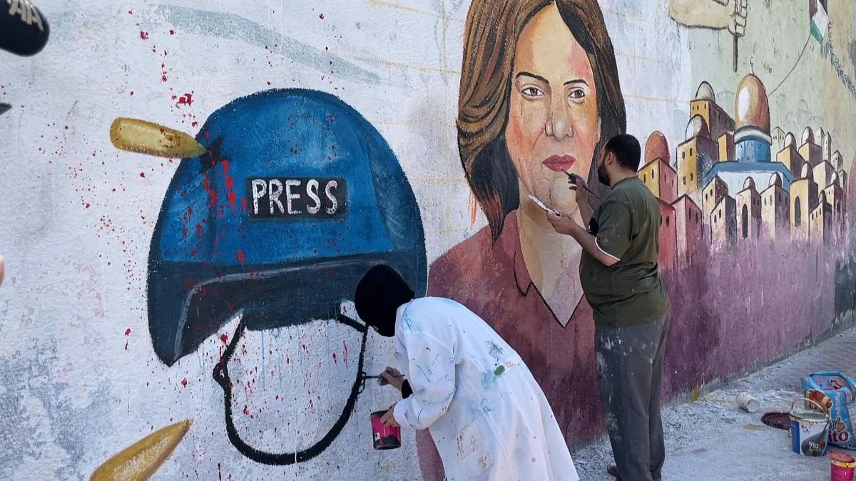 رسومات جدارية للصحفية الفلسطينية شيرين أبو عاقلة التي قتلت بالقرب من مخيم جنين. 