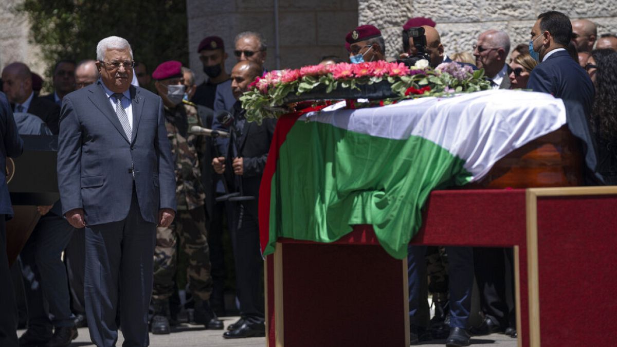 Il presidente palestinese Abbas durante i funerali alla giornalista Abu Akleh