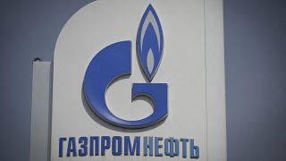 شعار شركة الطاقة الروسية العملاقة غازبروم في إحدى محطات الوقود التابعة لها في موسكو.