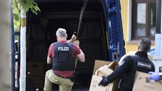 ضباط الشرطة يحملون أسلحة طعن ورماحا من منزل مشتبه به في إيسن - ألمانيا. 2022/05/12
