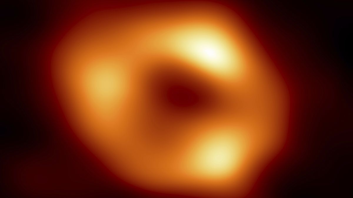 Чёрная дыра в центре Млечного пути, снимок сделан в рамках проекта Event Horizon Telescope, 12 мая 2022 г.