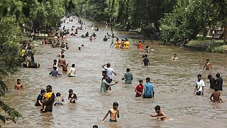 Des habitants de Lahore essayent de se rafraîchir, alors que les températures atteignent les 38°C. Le 8 mai 2022